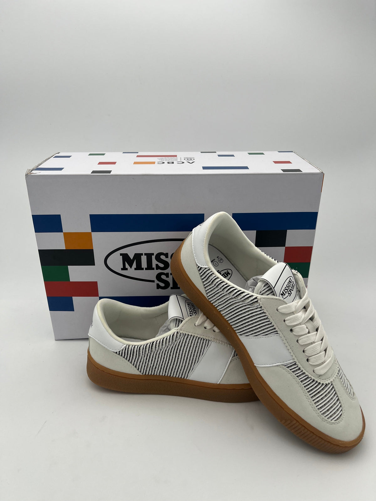 Sneakers Bianche con tomaia in tessuto a righe bianche e nere