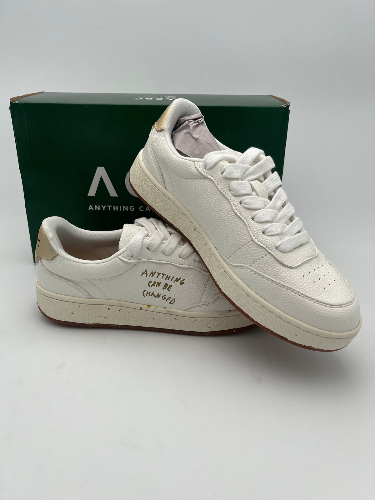 Sneakers Bianche e oro modello Evergreen "Anithing Can Be Changed"